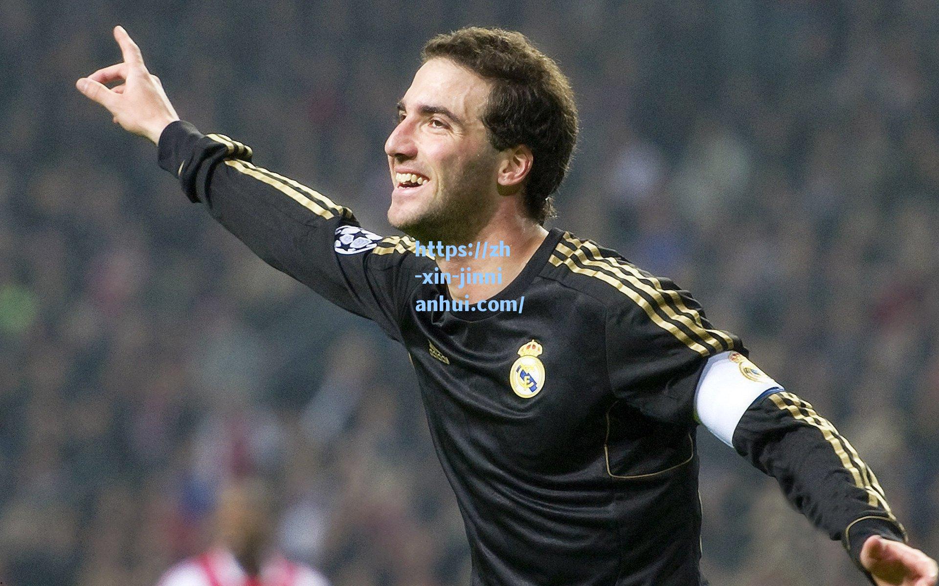 天空体育评本赛季英超多项最佳，萨拉赫荣膺最佳球员，三笘薰惊天倒钩当选最佳进球