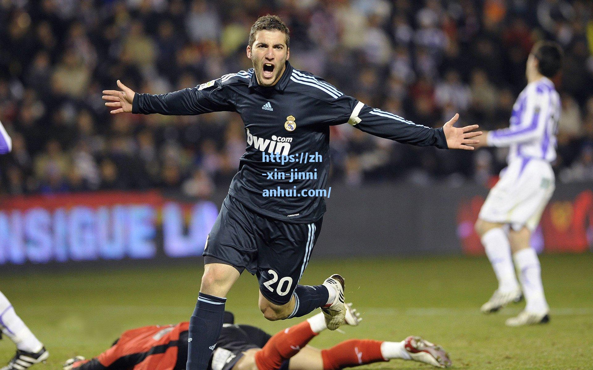 球迷辱骂韦世豪妻子引发众怒 涉事者被拘留 球迷组织回应，涉事领喊非我成员